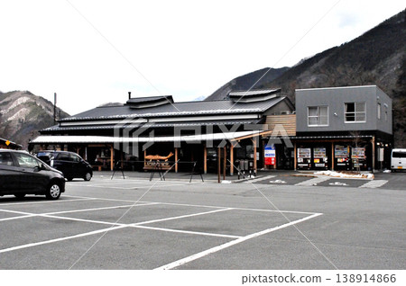 初春時節，小菅路邊驛站仍有積雪。 138914866