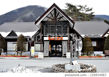 初春時節，小菅路邊驛站仍有積雪。 138914867