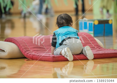 [Nursery school sports day obstacle course] 138915044