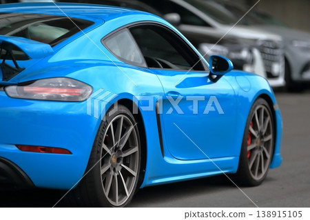 一張藍色德國產跑車的圖片 一張藍色德國產跑車的圖片 138915105