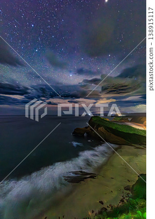 A watering hole in the rock formation that illuminates the starry sky and coastline (Tanegashima Island) 138915117