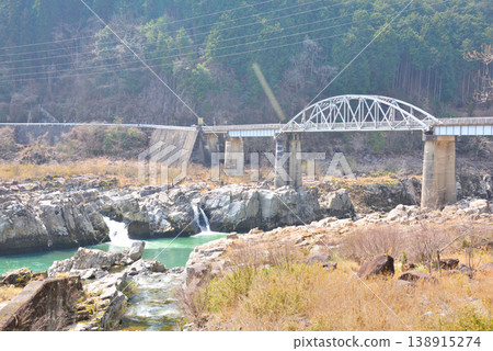 岐阜縣惠那市：木曾川上的篠之目橋，位於木曾川與安岐川的交會處。 138915274