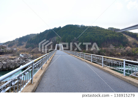 岐阜縣惠那市:木曾川上的篠之目橋 岐阜縣惠那市:木曾川上的篠之目橋 138915279