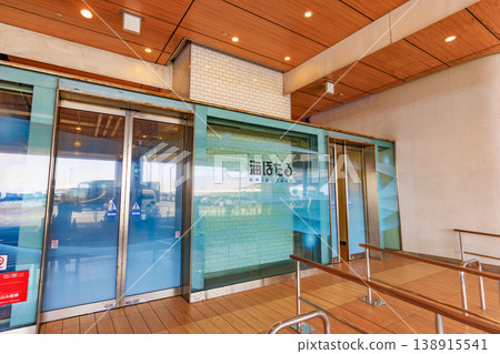 海螢停車場位於千葉縣木更津市東京灣Aqua-Line線上。 138915541