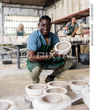 Positive man potter with mould for new ware 138916097