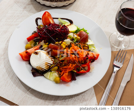 Salad with beetroot, greens and fresh cheese 138916176