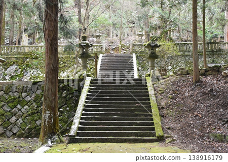 吉田郡山城白雪皚皚的山巔城堡以及與毛利元就相關的歷史景觀 吉田郡山城白雪皚皚的山巔城堡以及與毛利元就相關的歷史景觀 138916179