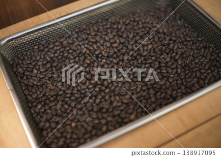 Cooling of roasted coffee beans Cooling of roasted coffee beans 138917095