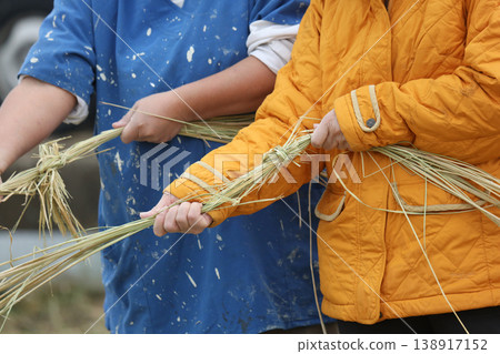 A woman tying rice straw 138917152