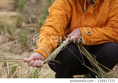 A woman tying rice straw A woman tying rice straw 138917153