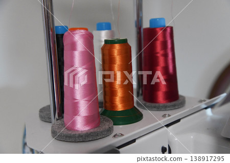 使用傳動式刺繡機。 138917295