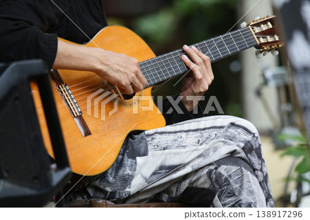 一個男人在彈吉他 138917296