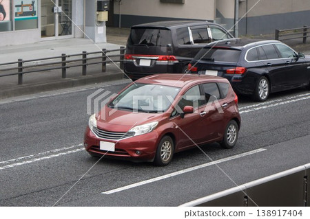 小型汽車在路上行駛 138917404