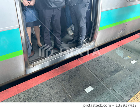 The gap between the crowded train and the platform The gap between the crowded train and the platform 138917412