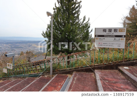 生駒纜車僻靜的梅屋敷站，以及奈良盆地的城鎮景觀（奈良縣生駒市） 138917559