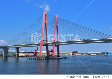 從名古屋市(愛知縣)眺望明子海神西橋和飛島碼頭的景色 從名古屋市(愛知縣)眺望明子海神西橋和飛島碼頭的景色 138917564