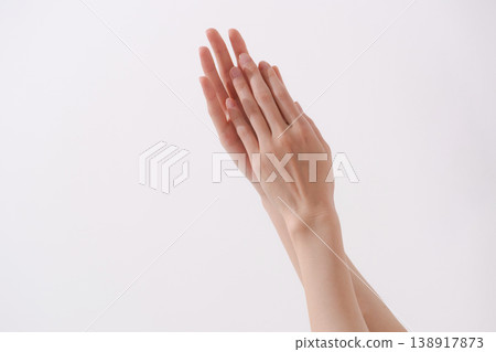 清潔女性的手 清潔女性的手 138917873