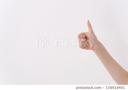 一個女人用拇指擺出一個漂亮的姿勢 一個女人用拇指擺出一個漂亮的姿勢 138918401