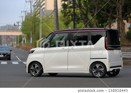 白色迷你車（高頂旅行車） - 圖片 138918445