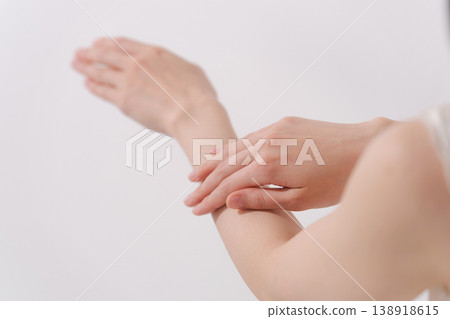 用於手部護理的女性身體部位 138918615