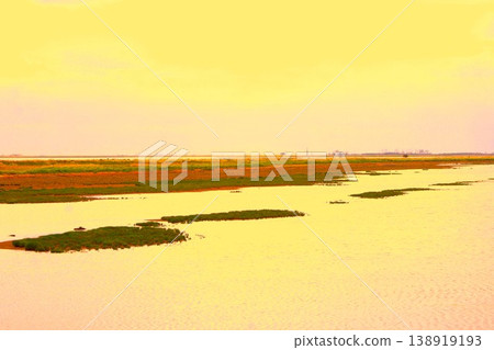 這是北海道縣立野付風蓮自然公園在野付半島戶戶原的黃昏景色。 這是北海道縣立野付風蓮自然公園在野付半島戶戶原的黃昏景色。 138919193
