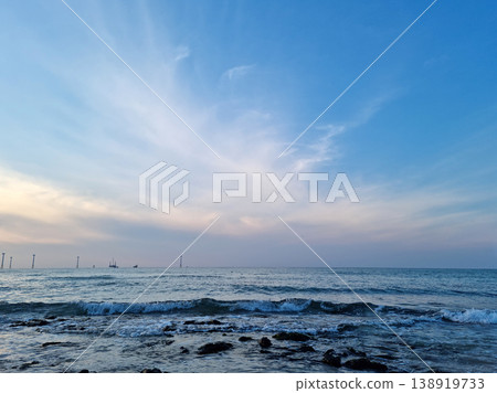 This is the dawn view of Gwakji Beach in Jeju. 138919733