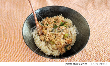 糙米飯配切碎的納豆 糙米飯配切碎的納豆 138919985