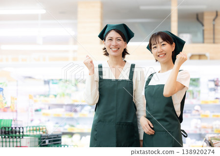 在超市工作的女人 在超市工作的女人 138920274