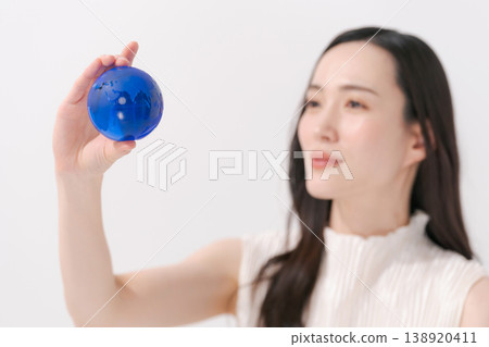 有玻璃地球的一名婦女 有玻璃地球的一名婦女 138920411