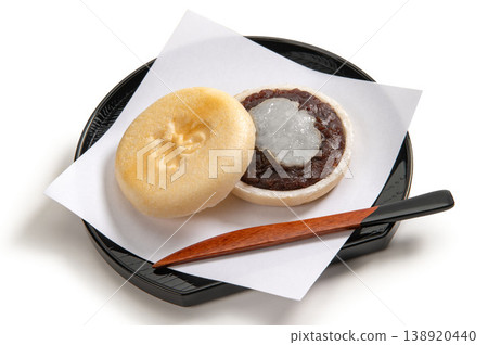 Japanese sweets: Monaka filled with mochi Japanese sweets: Monaka filled with mochi 138920440