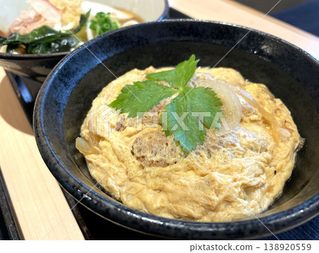 豬排飯（Katsudon）－蓬鬆的炒蛋，上面放著三葉芹（日本香菜），以及黑色碗的完整照片。 138920559