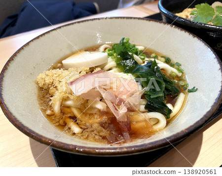 冷烏龍麵配上食材：裙帶菜、鰹魚片、魚板。 138920561