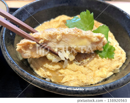 豬排飯（Katsudon）－用筷子夾起豬排，近距離觀察豬排的橫切面。 138920563