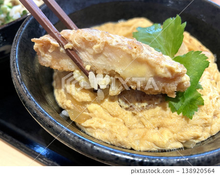 豬排蓋飯（Katsudon）－從另一個角度拍攝的特寫鏡頭，顯示用筷子夾起豬排。 138920564