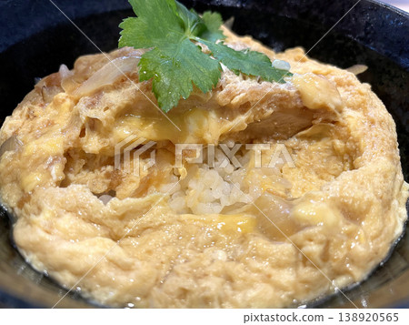 炸豬排飯（Katsudon）－特寫鏡頭，可以看到蓬鬆的蛋蓋和白色的米飯。 138920565