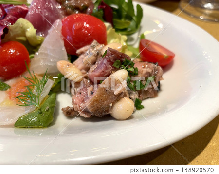 煙燻鰹魚和白豆-義式開胃菜特寫 煙燻鰹魚和白豆-義式開胃菜特寫 138920570
