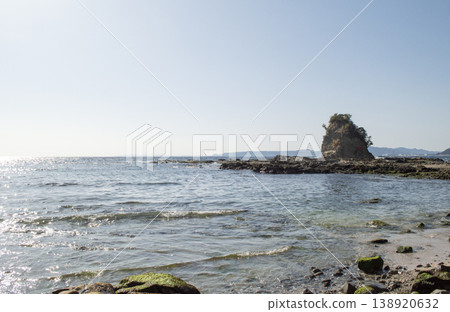 從大之浦海濱步道眺望大弁天島 從大之浦海濱步道眺望大弁天島 138920632