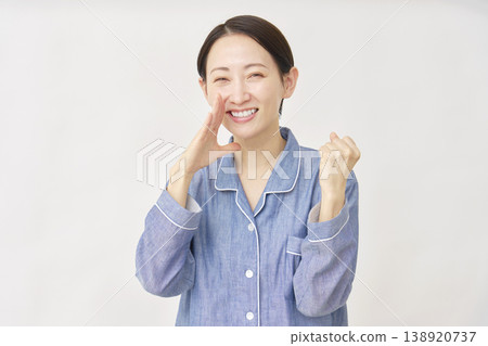 穿著睡衣的女人在白色背景上歡呼 138920737