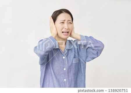 穿著睡衣遮住耳朵的女人白色背景 138920751