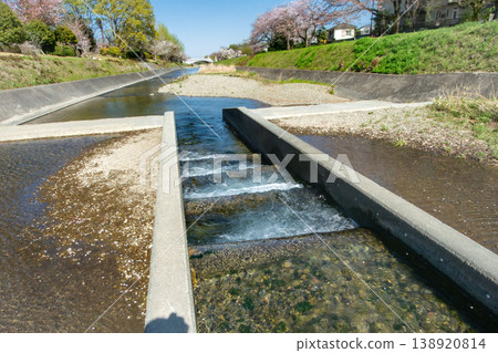 位於東京都八王子市東京都陵南公園內的南淺川河中的階梯式魚梯。 位於東京都八王子市東京都陵南公園內的南淺川河中的階梯式魚梯。 138920814