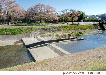 位於東京都八王子市東京都陵南公園內的南淺川河中的階梯式魚梯。 位於東京都八王子市東京都陵南公園內的南淺川河中的階梯式魚梯。 138920815