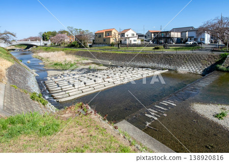 位於東京都八王子市東京都陵南公園內的南淺川河中的階梯式魚梯。 位於東京都八王子市東京都陵南公園內的南淺川河中的階梯式魚梯。 138920816