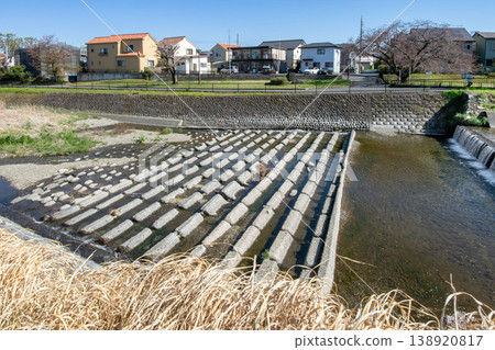 位於東京都八王子市東京都陵南公園內的南淺川河中的階梯式魚梯。 位於東京都八王子市東京都陵南公園內的南淺川河中的階梯式魚梯。 138920817