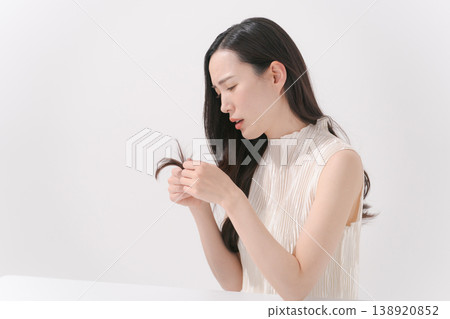 擔心頭髮護理的女性 擔心頭髮護理的女性 138920852