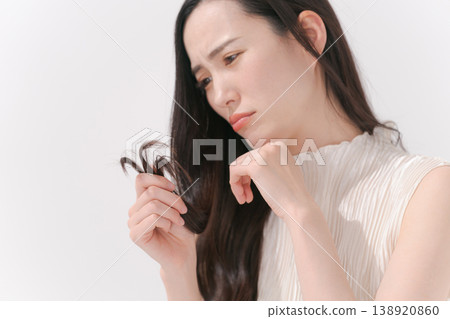 擔心頭髮護理的女性 擔心頭髮護理的女性 138920860