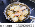 烤串配炸蔬菜天婦羅（kakiage），天婦羅的油炸過程。 138920931