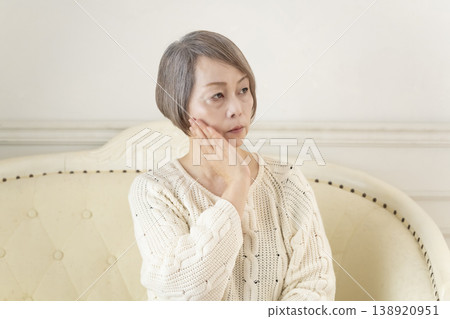 身體狀況不佳的高級女子 138920951