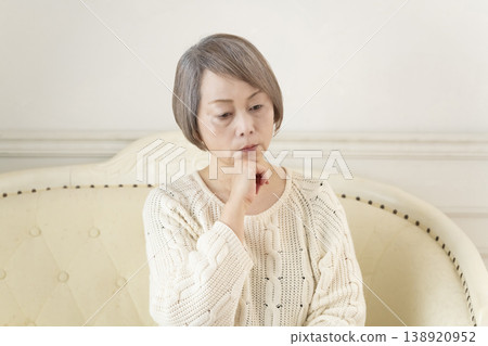 身體狀況不佳的高級女子 身體狀況不佳的高級女子 138920952