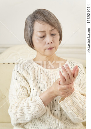 Senior woman with poor physical condition Senior woman with poor physical condition 138921014