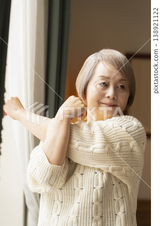 Energetic and healthy senior women 138921122
